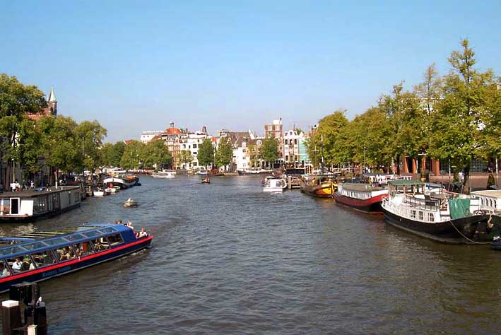 Amsterdam_kanal_med_baater.