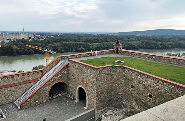 Bratislava_slott_og_Donau