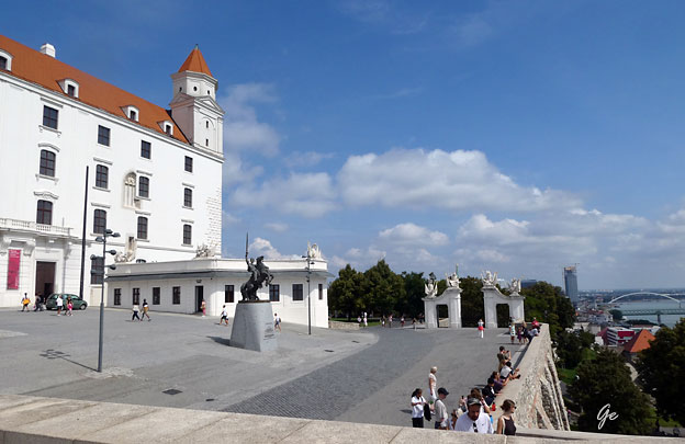 Bratislava_slottet_med_Donau