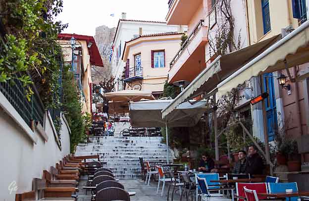 Athen_restaurantgate_under_Akropolis