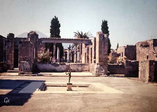Italia_hus_med_hage_i_Pompeii_mot_Vesuv