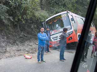 Nepal_buss_av_veien