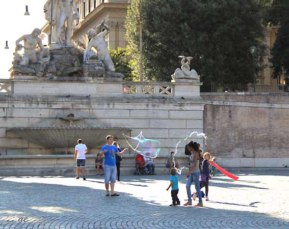 Roma_Spagna_Piazza-del-Popolo_bobbles