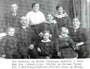 Jon_Andreas_Tuftene_og_Berta_Tuftene_med_familie_i_1916