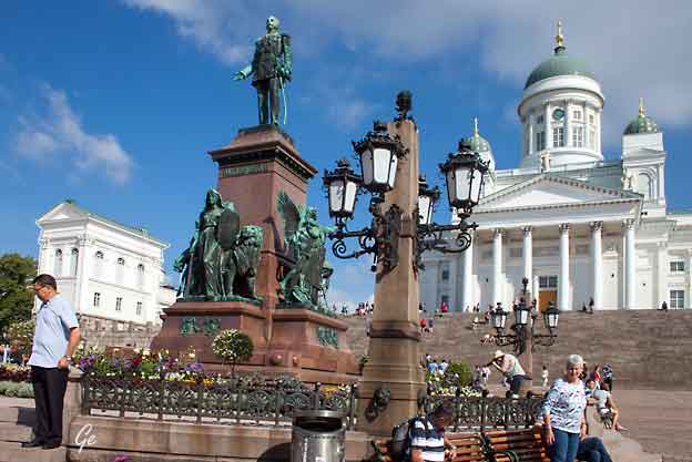 Cruise_Helsinki_Domkirken_og_statuen_av_Aleksander_II