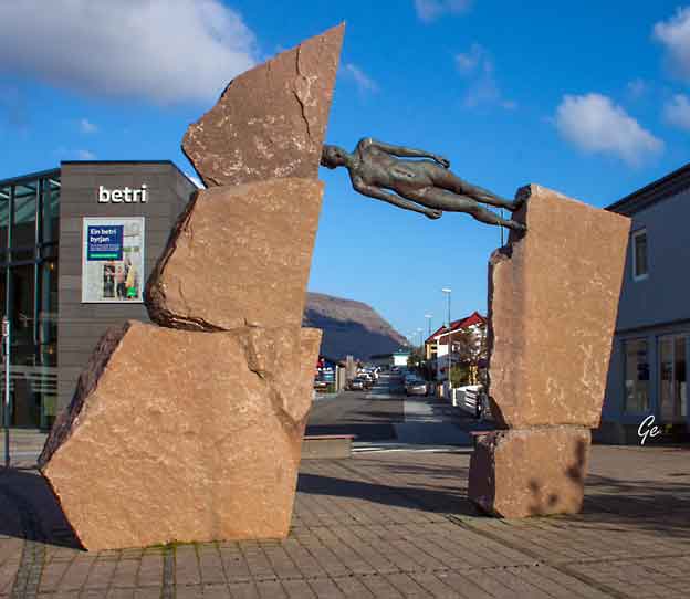 Faroe_Islands_Bordoy_Klaksvik_skulptur
