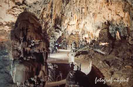 Slovenia_Postojna-grotta