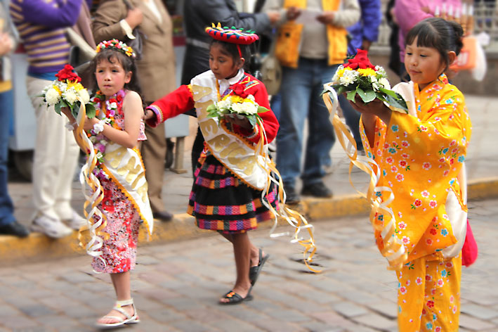 Peru_Cusco_prosesjon_jenter