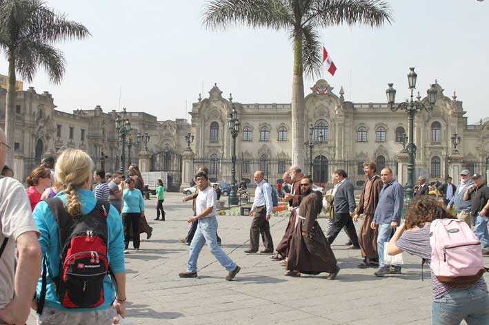 Plaza_de_Armas_Lima_Peru