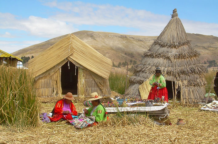 Peru_Titicaca_Uros_Islands_3_damer_som_broderer