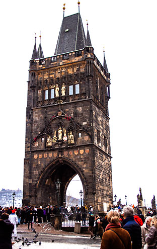 Praha_tower_ved_Carlsbrua