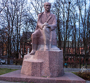 Riga_Skulptur_av_poeten_Rainis