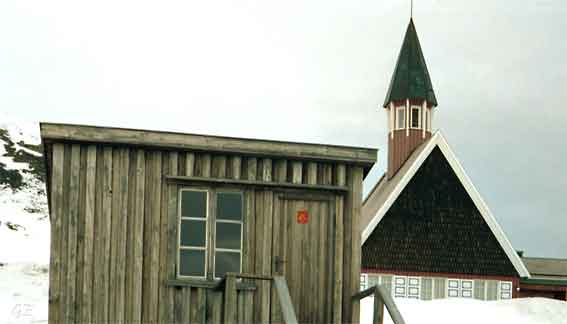Svalbard_Longyearbyen_kirke_og_post